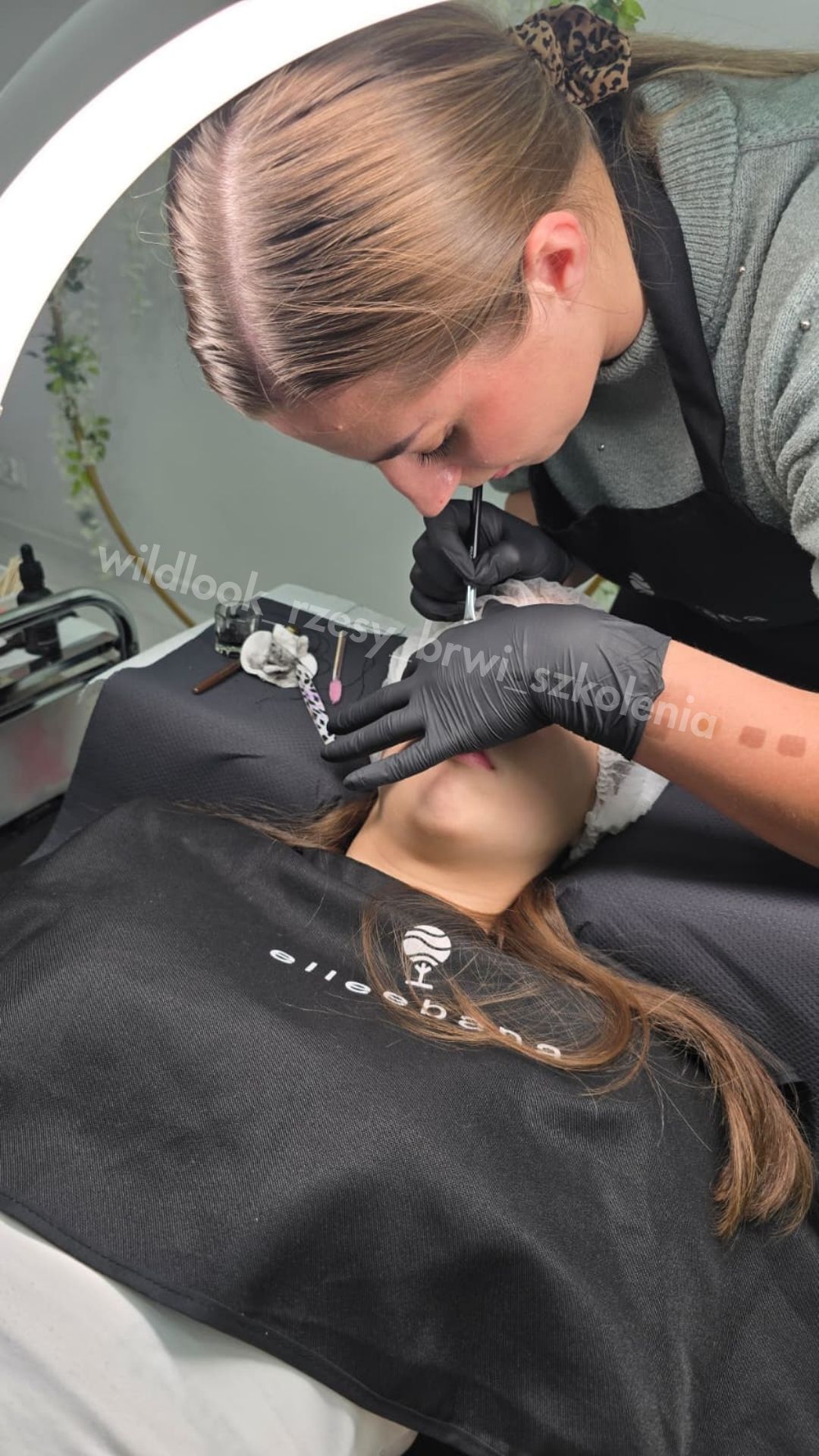 Zdjęcie ze szkolenia z koloryzacji brwi – Helyx & Brow Henna