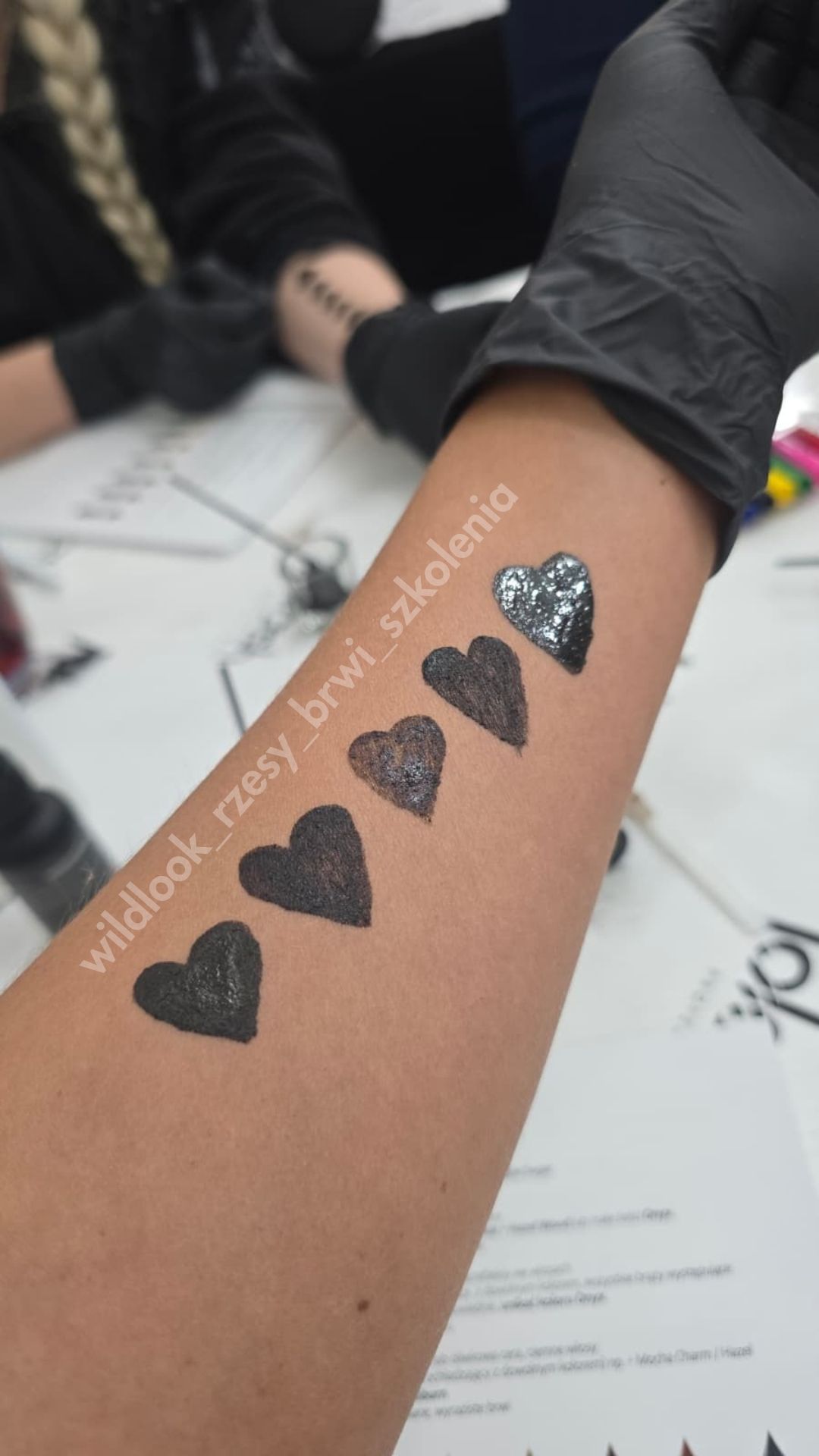 Zdjęcie ze szkolenia z koloryzacji brwi – Helyx & Brow Henna