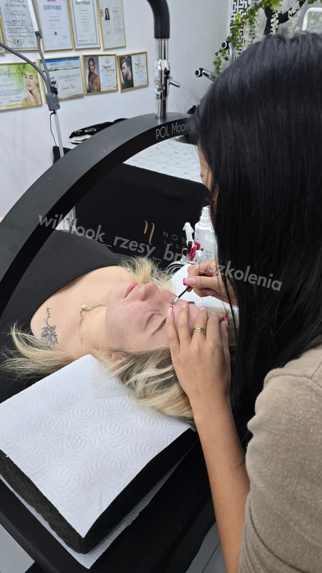 Zdjęcie ze szkolenia z koloryzacji brwi – Helyx & Brow Henna